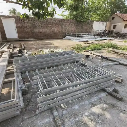 Échelle à crinoline en aluminium installée en extérieur près d'un réservoir
