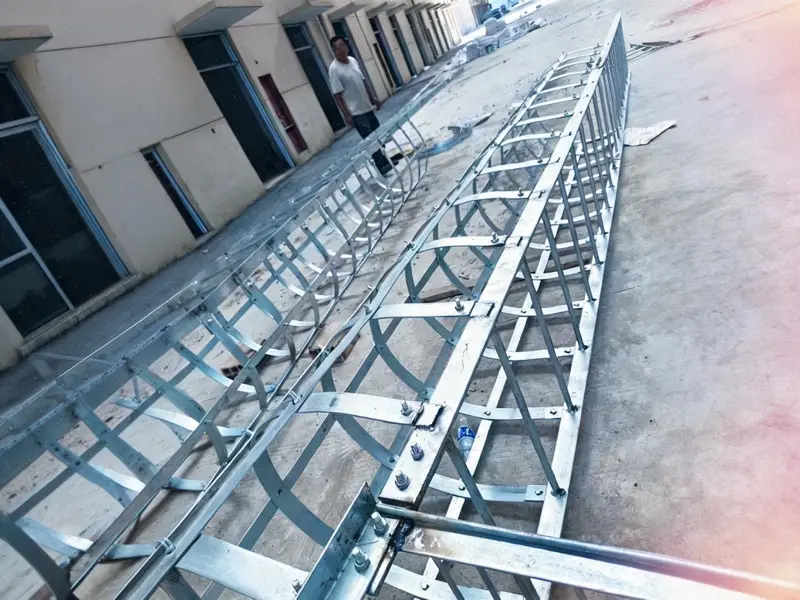 Échelle à crinoline installée sur un site industriel, protection contre les chutes conforme NF E85-016