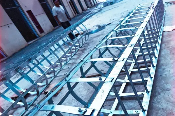 Technicien en vérification d'échelle à crinoline, intervention de maintenance sur site industriel