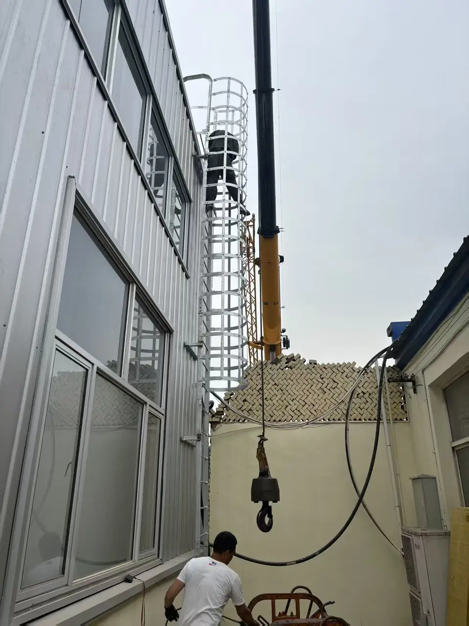 Mise en place d'une échelle à crinoline par grue