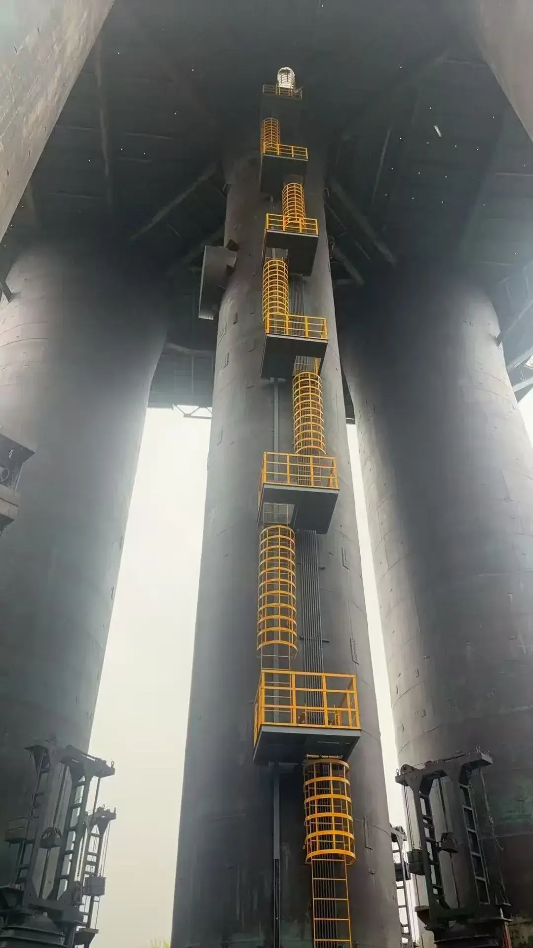Échelle fixe en aluminium installée à l'extérieur, légère et anticorrosion