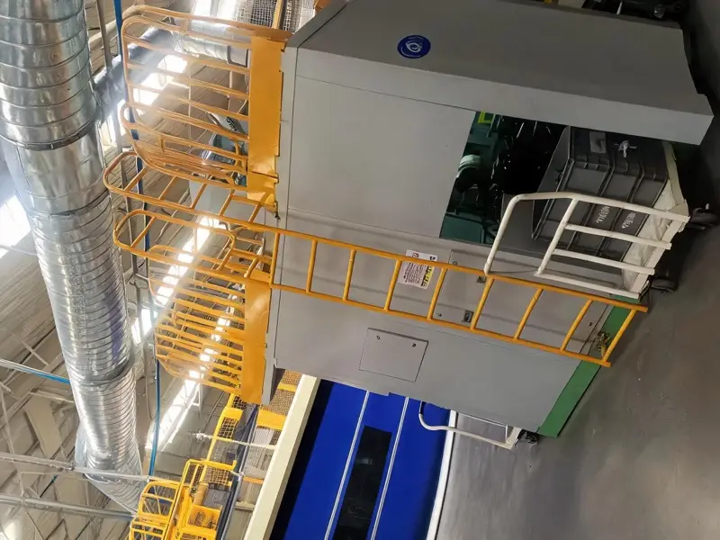 Échelle à crinoline inox 316L dans une usine chimique, atmosphères acides et chlorées