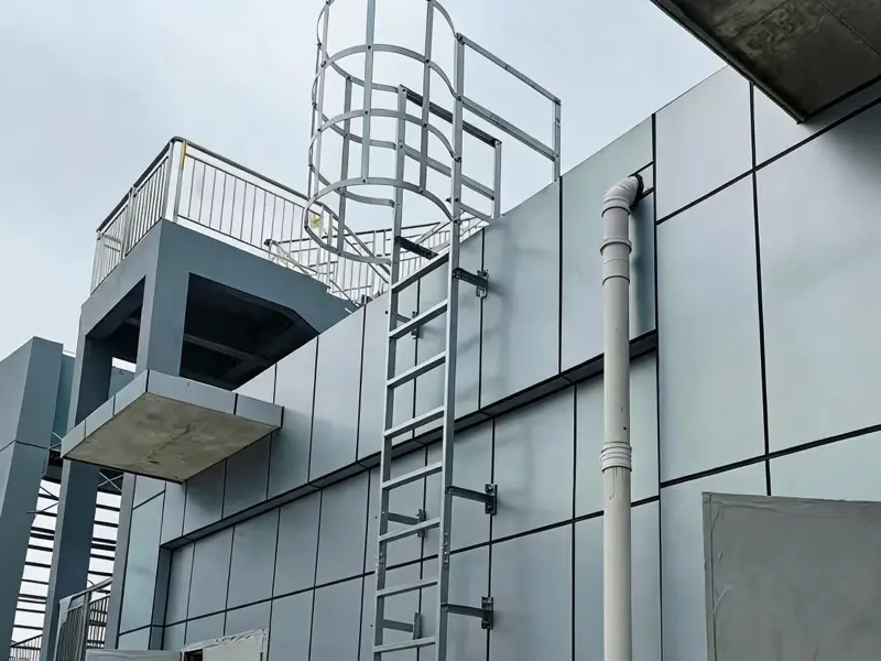 Échelle à crinoline bâtiment installée sur un immeuble moderne, accès toiture sécurisé
