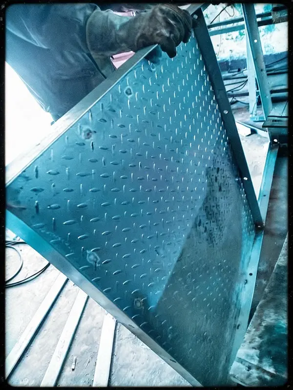 Palier de repos pour échelle à crinoline, plateforme antidérapante conforme NF E85-016