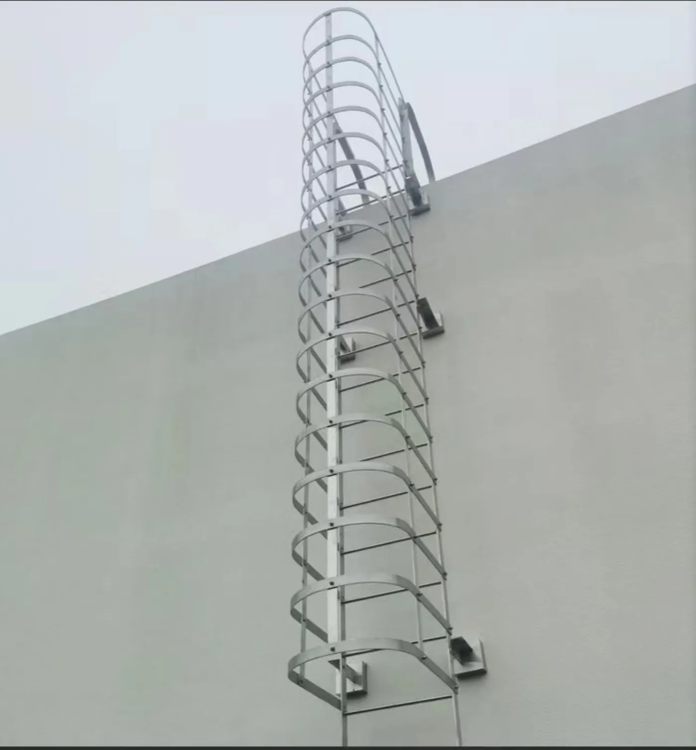 Échelle à crinoline complète avec arceaux de protection, configuration standard au-delà de 3 m