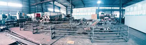 Scène de fabrication d'échelles fixes en acier dans l'atelier Dengtai, postes de soudure en activité