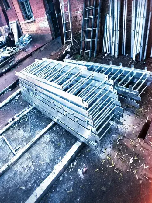 Échelles fixes empilées et prêtes pour le chargement en conteneur à l'usine Dengtai