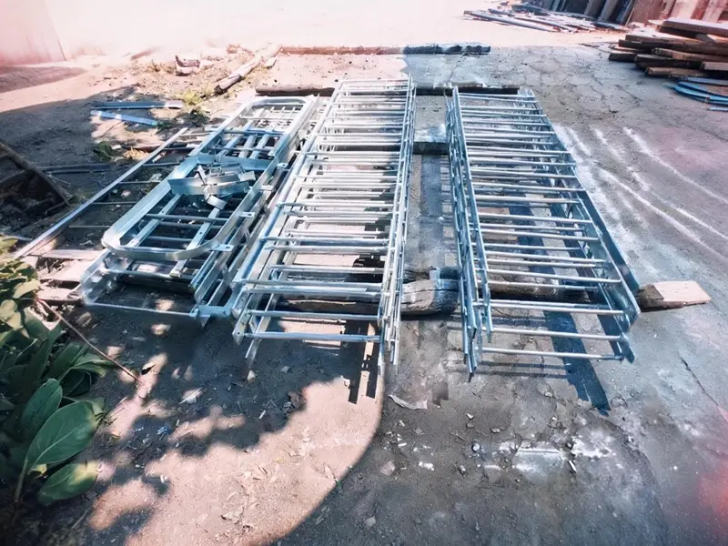 Gamme d'échelles à crinoline en aluminium, acier galvanisé et inox alignées à l'usine