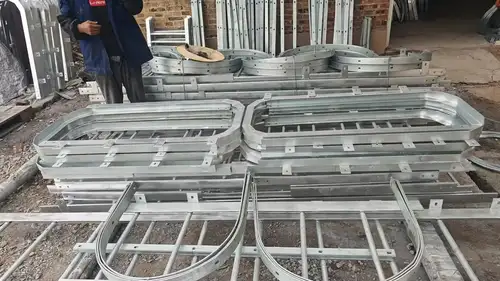 Échelle à crinoline industrielle sur silo de stockage, accès en hauteur sécurisé pour bâtiment industriel