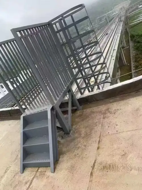 Échelle et garde-corps inox 316L sur réservoir en zone côtière, tenue aux embruns salins